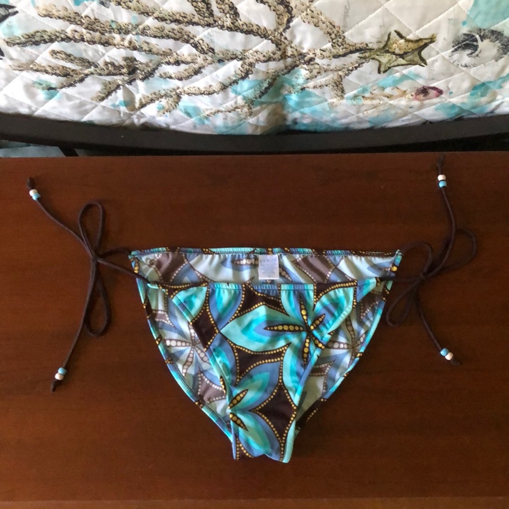 Venus String Side Bikini Bottom
Size 12